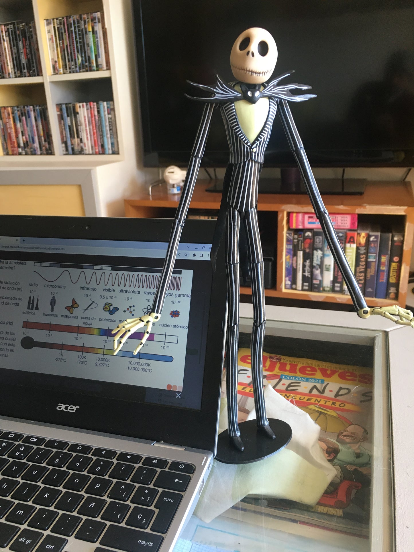 Jack figurine with interchangeable heads
