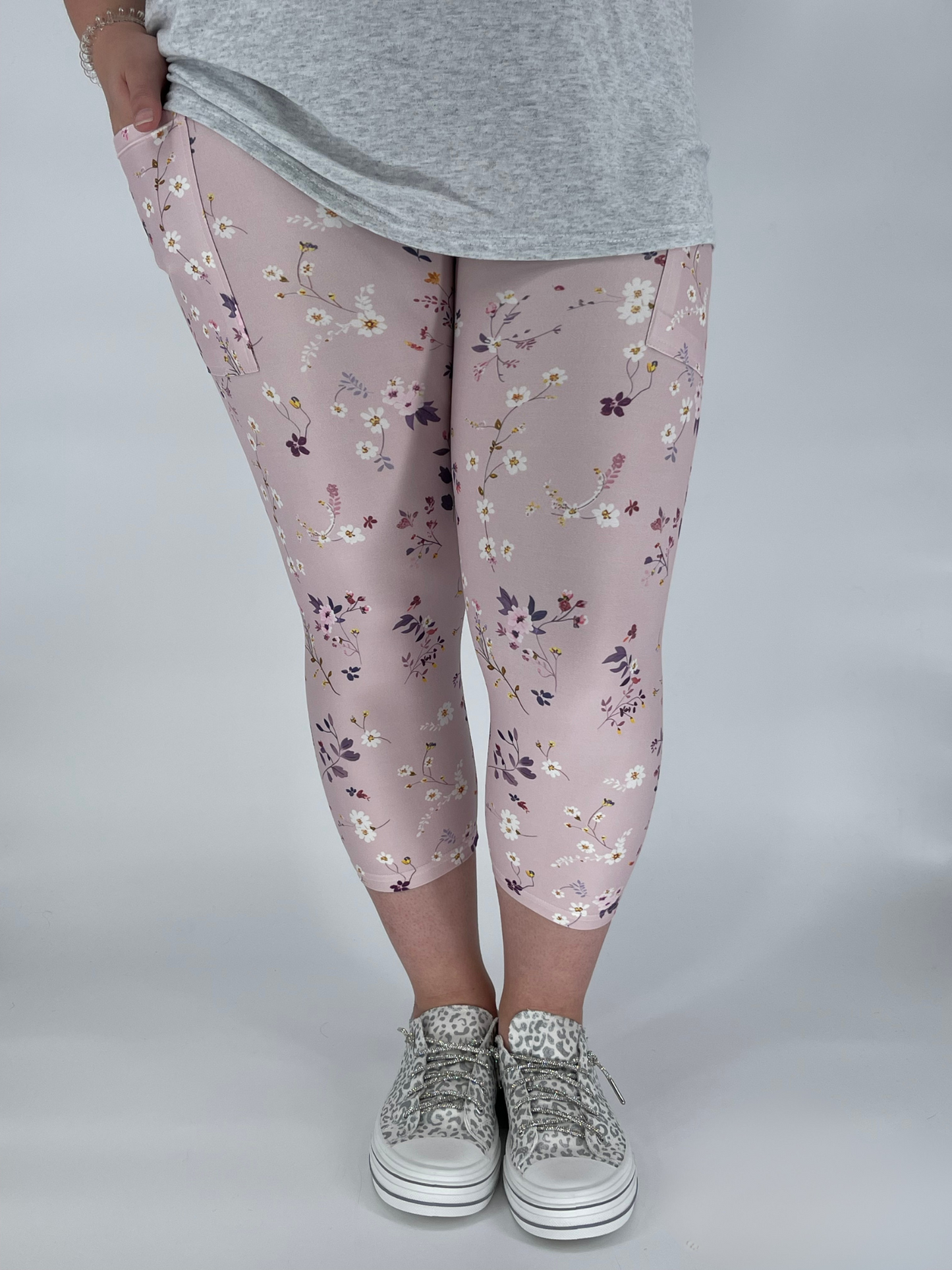 Dainty Floral Capri w/ Pockets