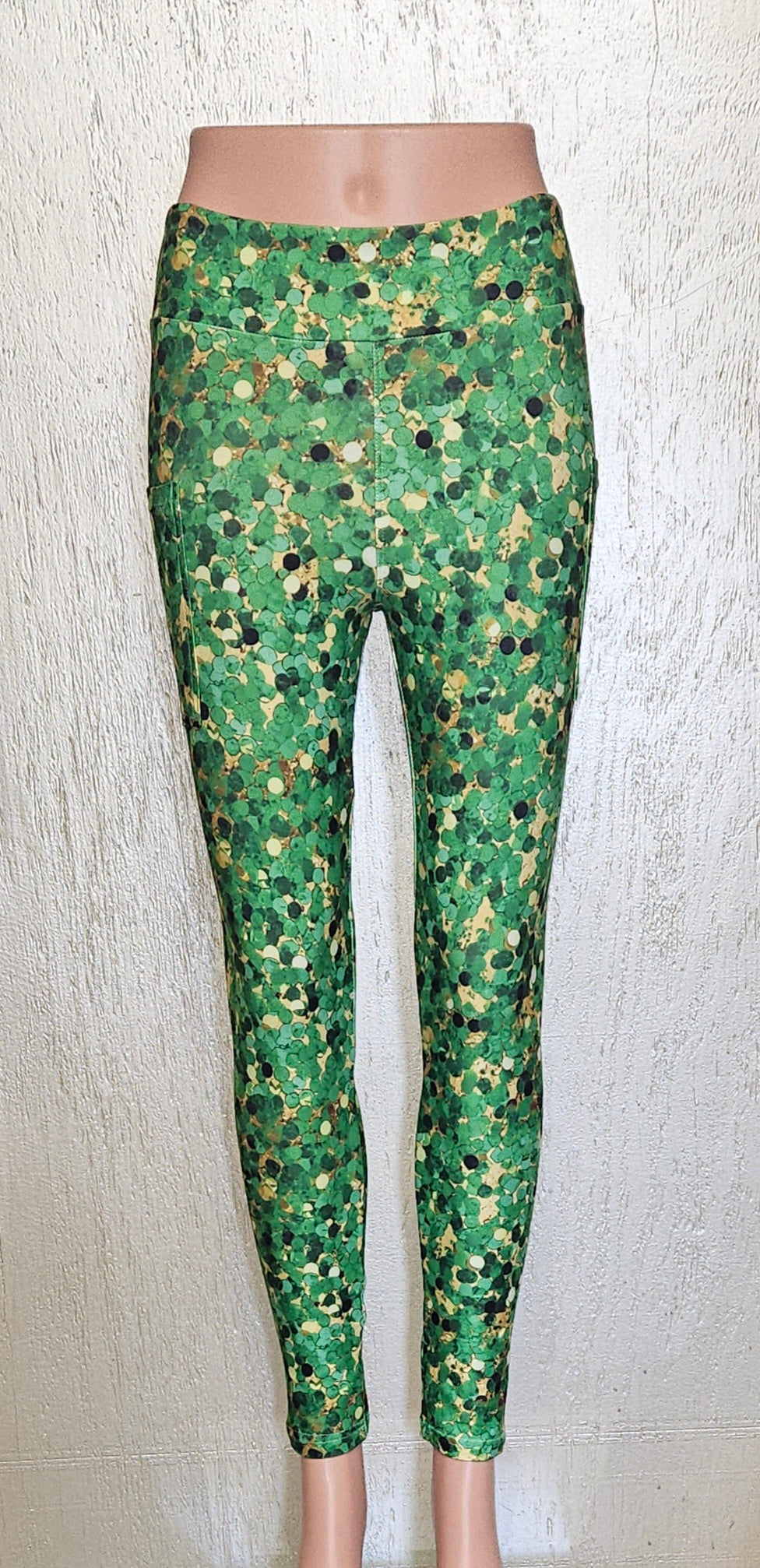Shamrocks and Black Dots leggings with pockets