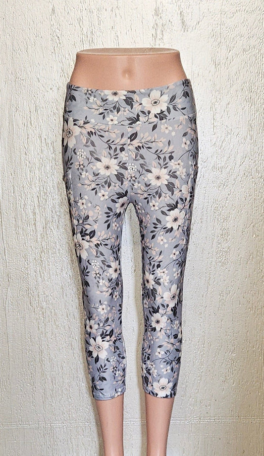 White Flower on Grey capris with pockets